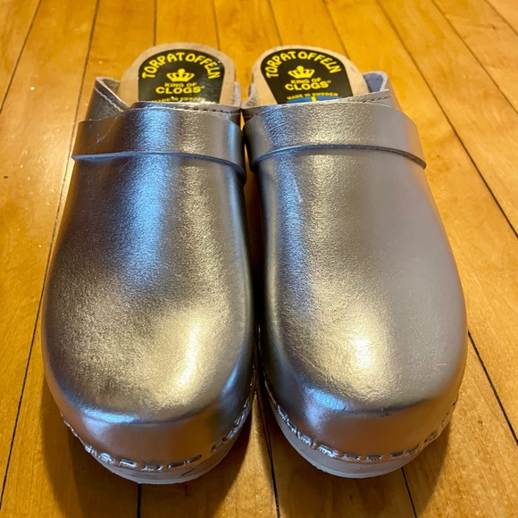 Silver women’s 38 euro/7 1/2 US Torpatofeln clogs - Picture 5 of 8
